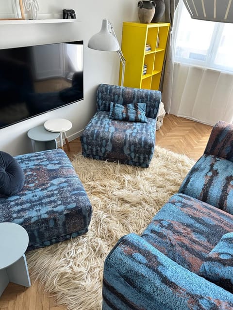 Bed, TV and multimedia, Living room