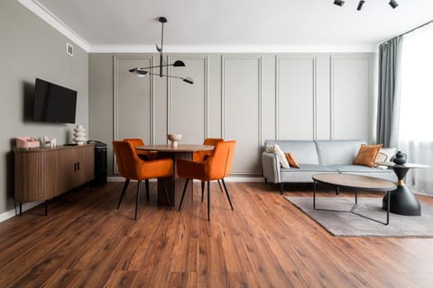 TV and multimedia, Living room, Seating area, Dining area