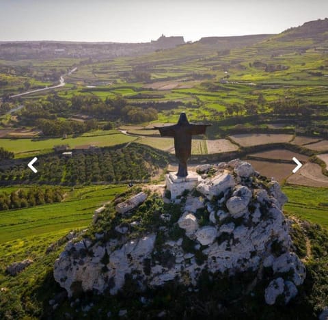 Make a Splash! 3BR Farmhouse, Pool & Country Views House in Munxar