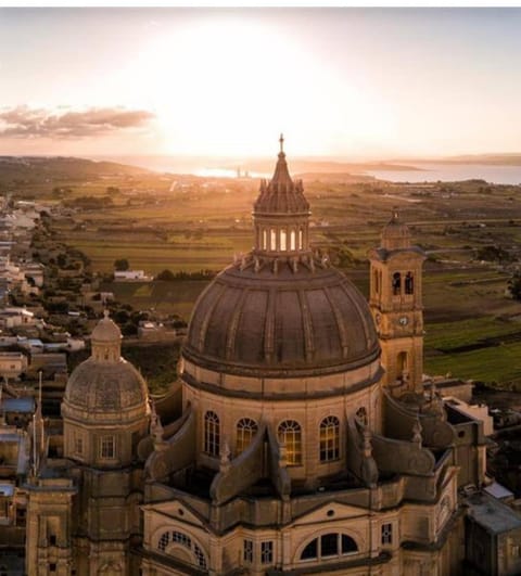 Make a Splash! 3BR Farmhouse, Pool & Country Views House in Munxar