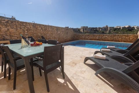 Make a Splash! 3BR Farmhouse, Pool & Country Views House in Munxar