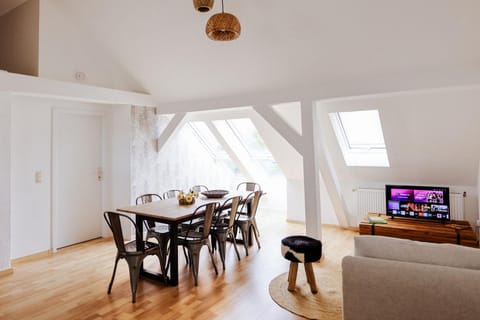 TV and multimedia, Living room, Seating area, Dining area