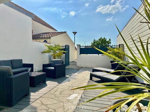 Patio, Day, Balcony/Terrace