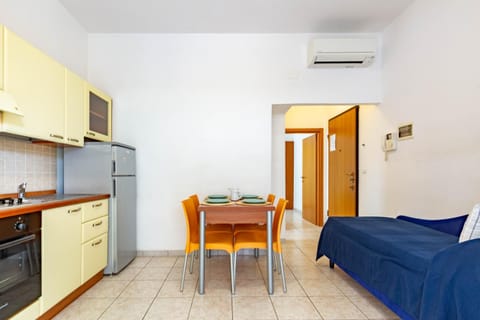 Photo of the whole room, Seating area, Dining area, stove