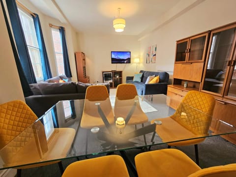 TV and multimedia, Living room, Seating area, Dining area