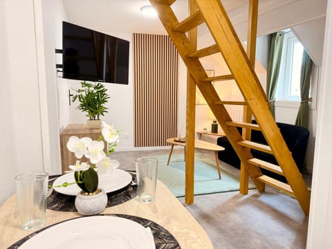 Communal lounge/ TV room, TV and multimedia, Living room, Seating area, Evening entertainment