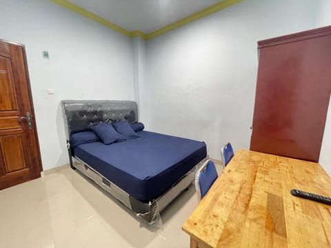 Bed, Seating area, Bedroom