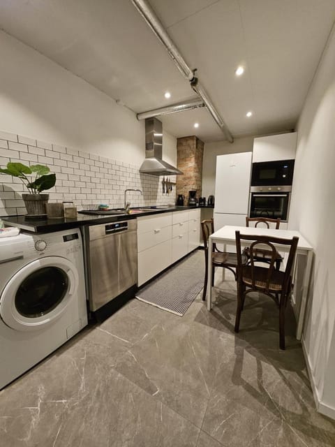 Kitchen or kitchenette, Dining area, dishwasher, oven, stove, washing machine