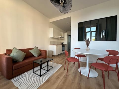 Kitchen or kitchenette, Living room, Seating area, Dining area