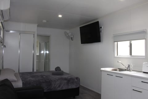 Day, TV and multimedia, Photo of the whole room, On site