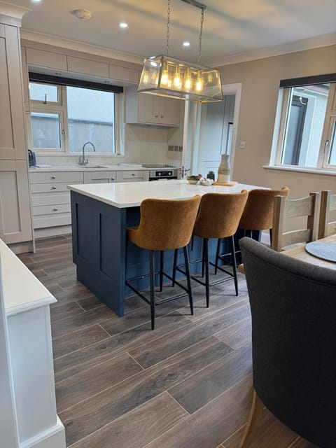 Kitchen or kitchenette, Seating area