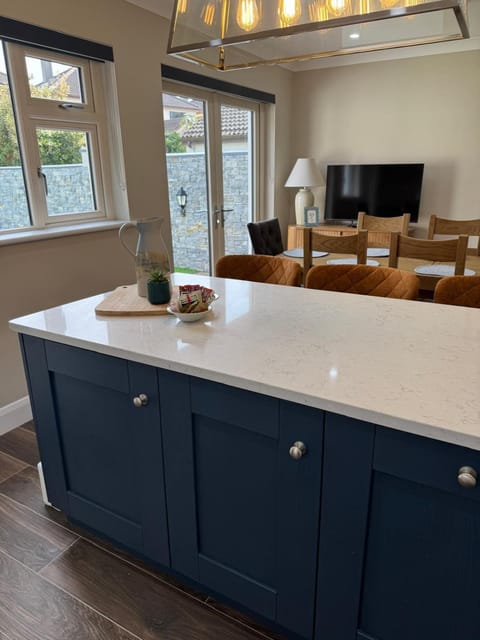 Kitchen or kitchenette, Seating area, Dining area