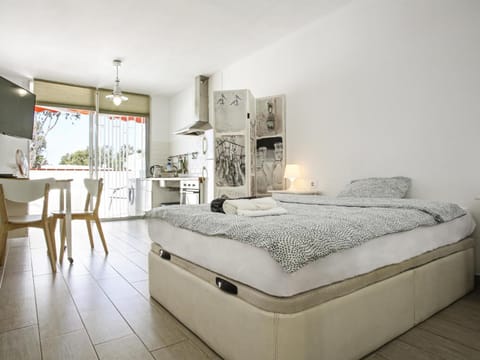 Bed, Kitchen or kitchenette, Living room, Seating area, Bedroom, towels