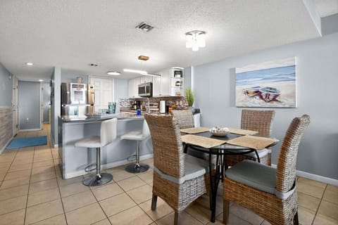 Oceanfront Condo - Balcony Views & Beach Access Apartment in Sunnyside