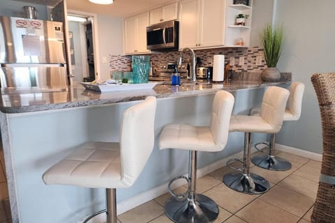 Oceanfront Condo - Balcony Views & Beach Access Apartment in Sunnyside