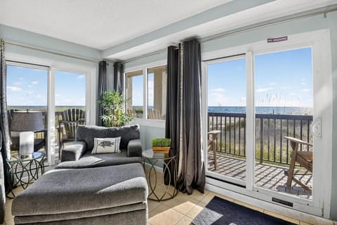 Oceanfront Condo - Balcony Views & Beach Access Apartment in Sunnyside