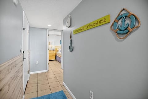 Oceanfront Condo - Balcony Views & Beach Access Apartment in Sunnyside