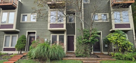 Wooded Wonder-2 Bedroom Ski-in and out with Hot Tub Villa in McHenry