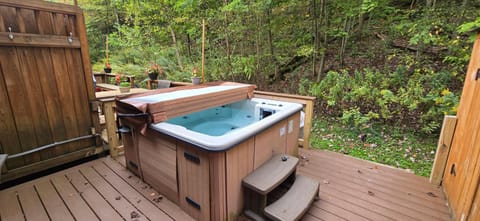 Wooded Wonder-2 Bedroom Ski-in and out with Hot Tub Villa in McHenry