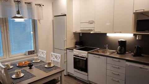 Coffee/tea facilities, Kitchen or kitchenette, Dining area, dishwasher, oven, toaster