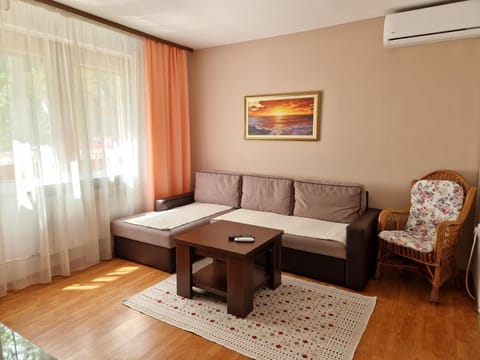Living room, Seating area, air conditioner