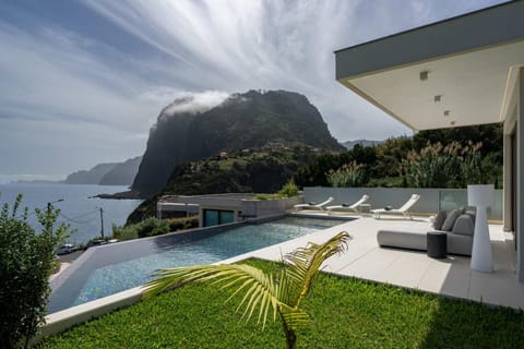 Day, Natural landscape, Mountain view, Pool view, Sea view, Swimming pool, sunbed
