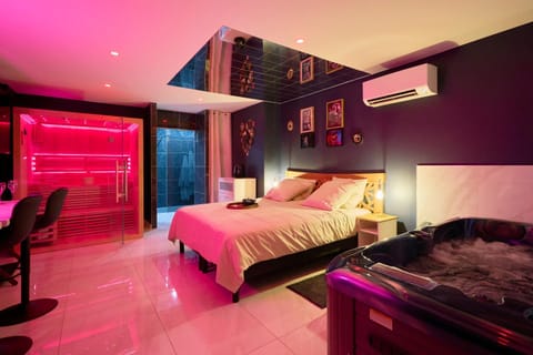 Bed, Sauna, Spa and wellness centre/facilities, Photo of the whole room, Bedroom