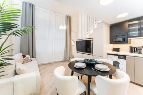 TV and multimedia, Kitchen or kitchenette, Living room, Seating area, Dining area, oven
