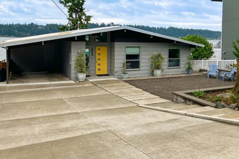 Watauga Beach House House in Bainbridge Island