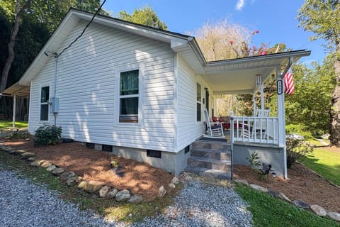 Firefly Cottage House in Laurel Park