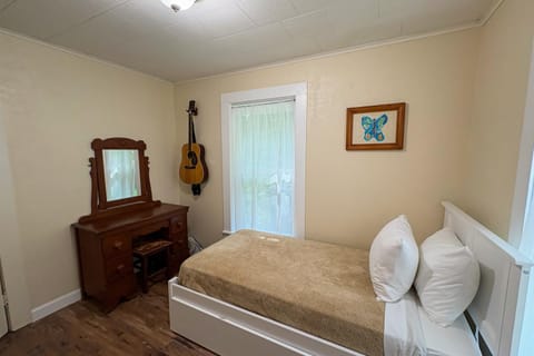 Firefly Cottage House in Laurel Park