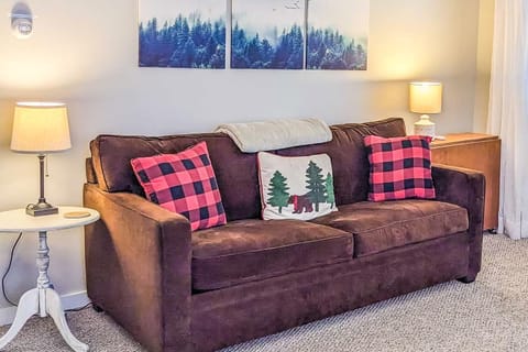 Cozy Ludlow Escape & Teddy's Getaway Apartment in Ludlow