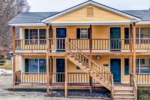 Cozy Ludlow Escape & Teddy's Getaway Apartment in Ludlow