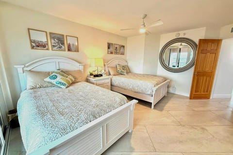 Gulf front condo with amazing views WD resort amenities pool and hot tub House in Sand Key