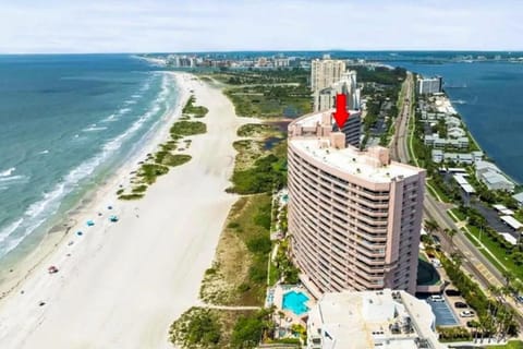 Gulf front condo with amazing views WD resort amenities pool and hot tub House in Sand Key