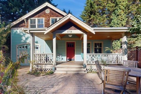 Seattle’s Cozy Coast Retreat House in Lake City