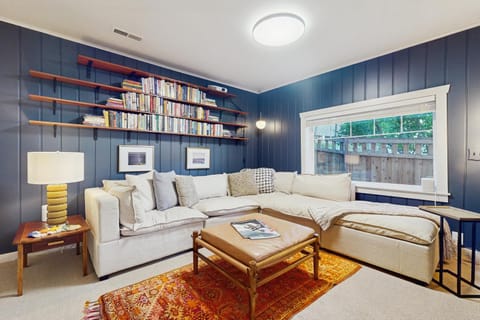 Seattle’s Cozy Coast Retreat House in Lake City