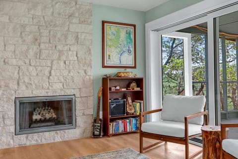 Napping Fox Cottage House in Spring Branch