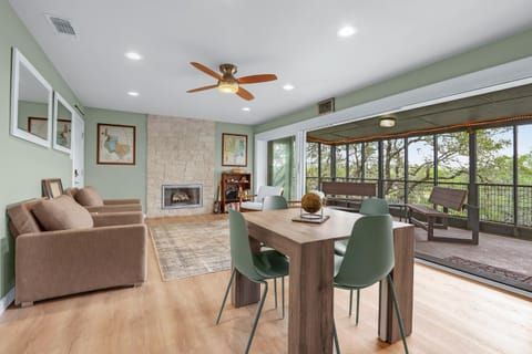 Napping Fox Cottage House in Spring Branch