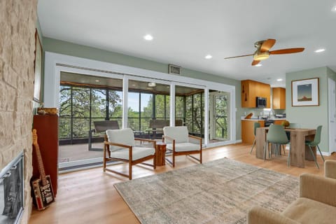 Napping Fox Cottage House in Spring Branch