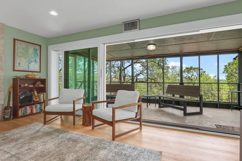 Napping Fox Cottage House in Spring Branch