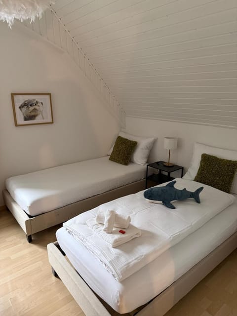 Bed, Photo of the whole room, Bedroom, towels