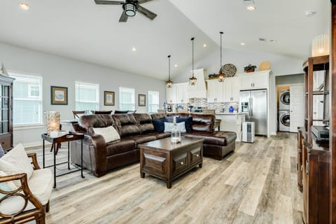 Prime Steps to Beach Large Deck Pet Friendly House in Bolivar Peninsula