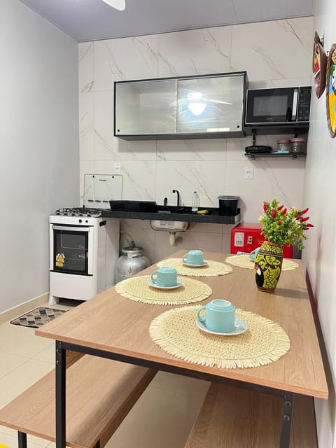 Kitchen or kitchenette, Dining area, minibar, oven, stove