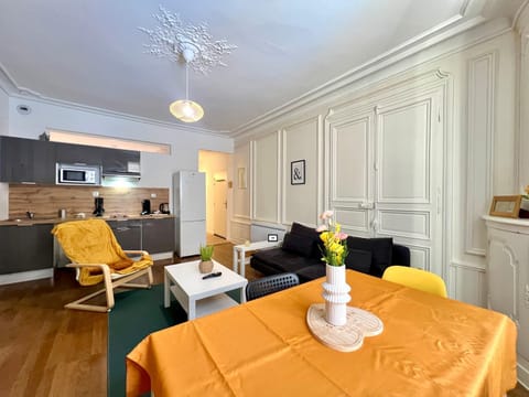 Kitchen or kitchenette, Living room, Seating area, Dining area