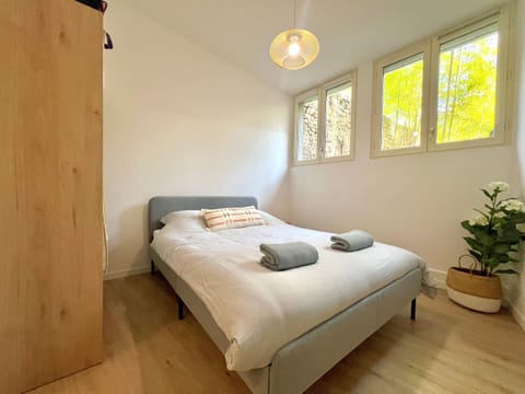 Bed, Photo of the whole room, Bedroom, towels