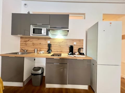 Coffee/tea facilities, Kitchen or kitchenette, stove, toaster