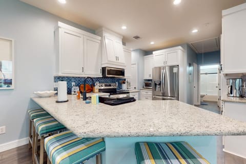 Retreat Gulf Views Large Deck Group Ready House in Alvin