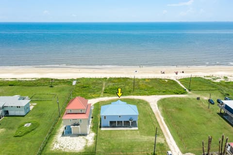 Stunning Beachfront Large Deck Sleeps 14 House in Bolivar Peninsula