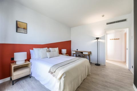 Bed, Photo of the whole room, Seating area, Bedroom, air conditioner